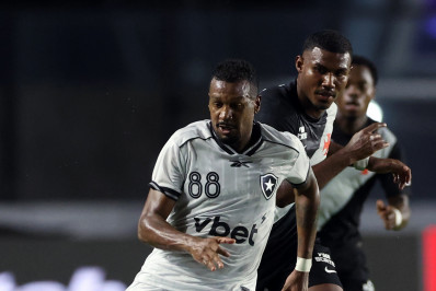 Edenilson não viu gol do Botafogo e revela reação: 'Assistência minha?'