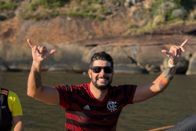 Familiares e amigos se despedem de motorista morto em tentativa de assalto, em Niterói