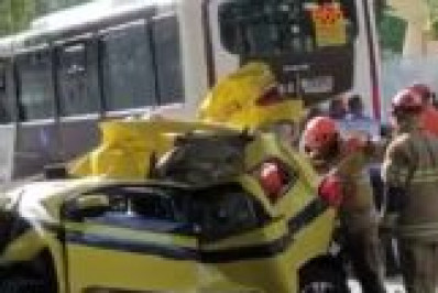 Vídeo: acidente entre ônibus e táxi deixa um ferido no Maracanã