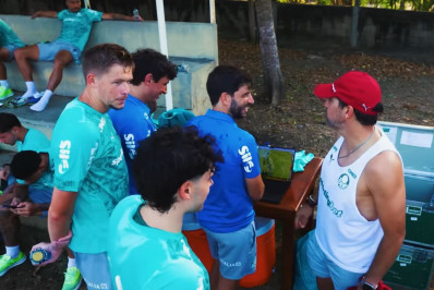 Vídeo: técnico faz gol em treino, e grupo 'consulta o VAR'