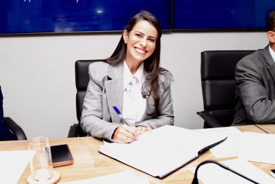 Jamille Cozzolino toma posse como prefeita de Magé