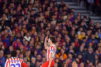 Atlético bate Barcelona fora de casa e fica perto da semifinal da Champions