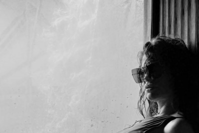 Alinne Moraes recebe elogios em cliques de maiô: 'Deusa'