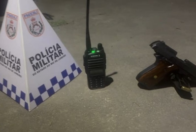 Ação da PM no Nova Holanda flagra menor com pistola, entorpecentes e rádio do tráfico