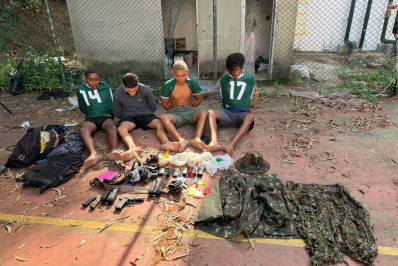 Civil prende quatro e encontra ponto de venda de drogas na Estrada dos Bandeirantes