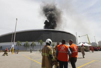 Parque Olímpico: Bombeiros ainda combatem focos de incêndio no Velódromo