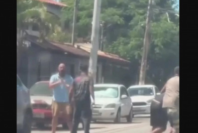 Briga é registrada e causa tumulto em rua de Cabo Frio