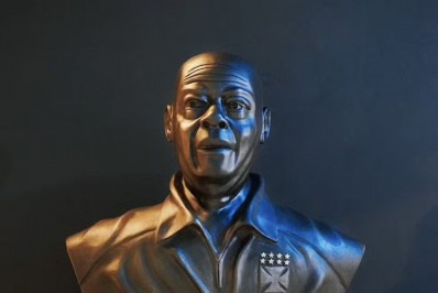 Vasco inaugura busto em homenagem a Pai Santana no museu de São Januário