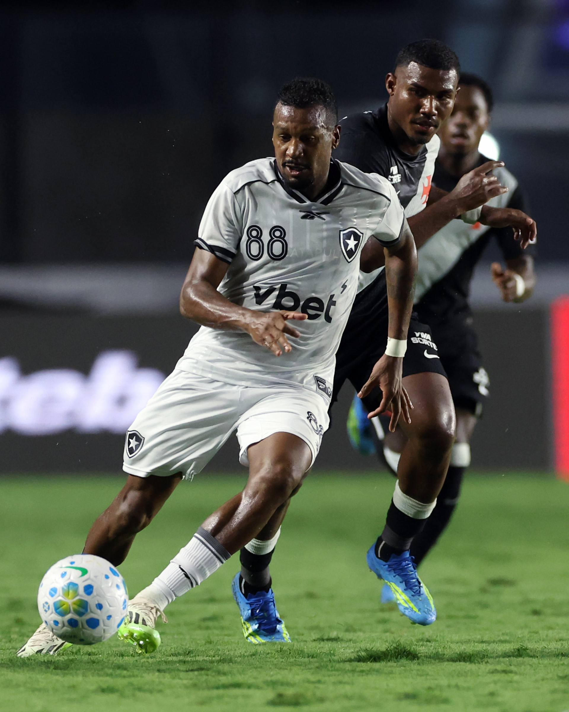 Edenilson não viu gol do Botafogo e revela reação: 'Assistência minha?'