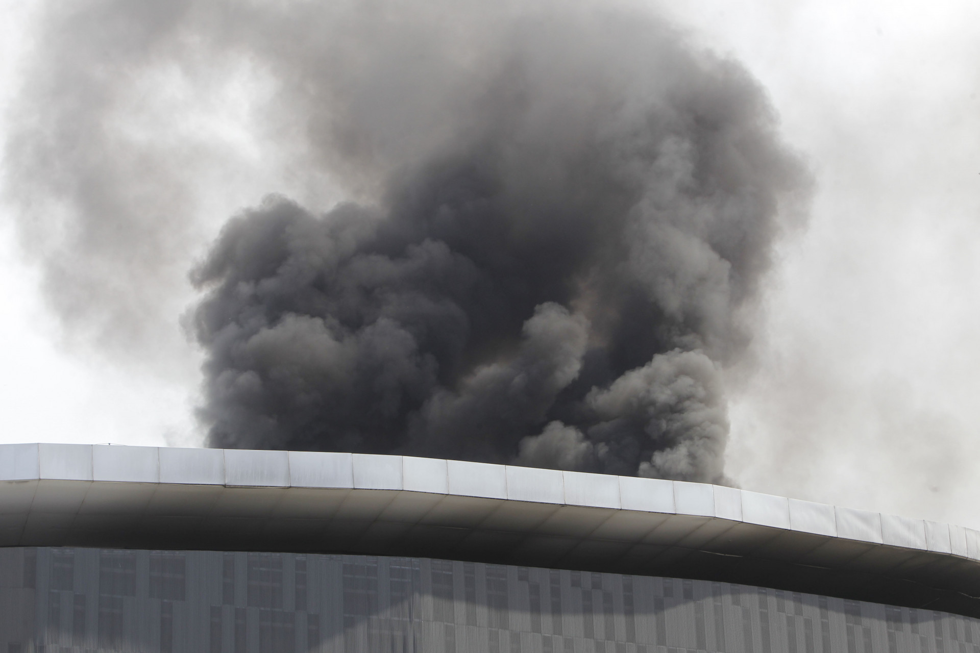 Fogo se alastrou no teto do Vel&oacute;dromo do Parque Ol&iacute;mpico - Reginaldo Pimenta / Ag&ecirc;ncia O Dia