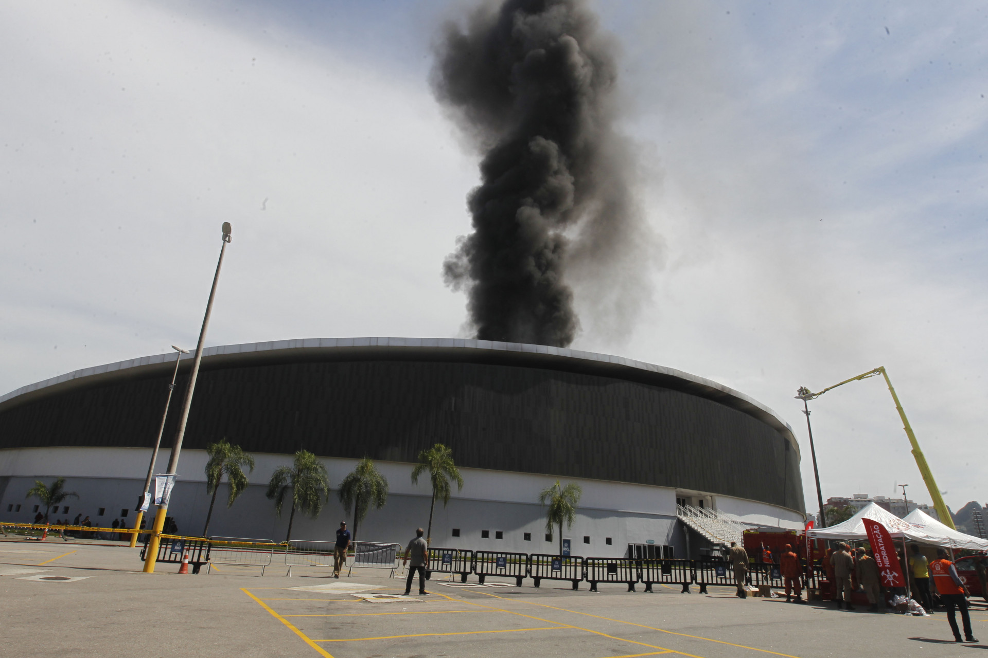 Inc&ecirc;ndio atingiu teto do Vel&oacute;dromo do Parque Ol&iacute;mpico - Reginaldo Pimenta / Ag&ecirc;ncia O Dia