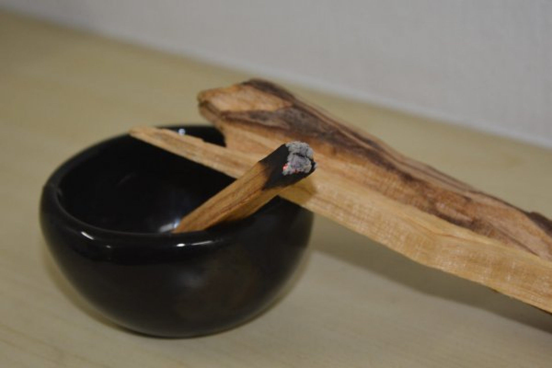 Conhe&ccedil;a o melhor incenso para limpar energias negativas