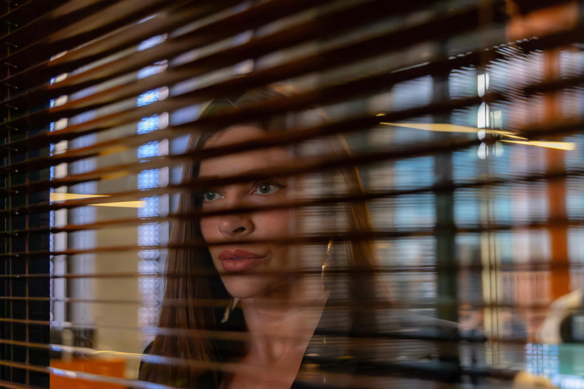 Arminda observa reunião de Gerluce com Rogério e Zenilda - Globo/ Beatriz Damy