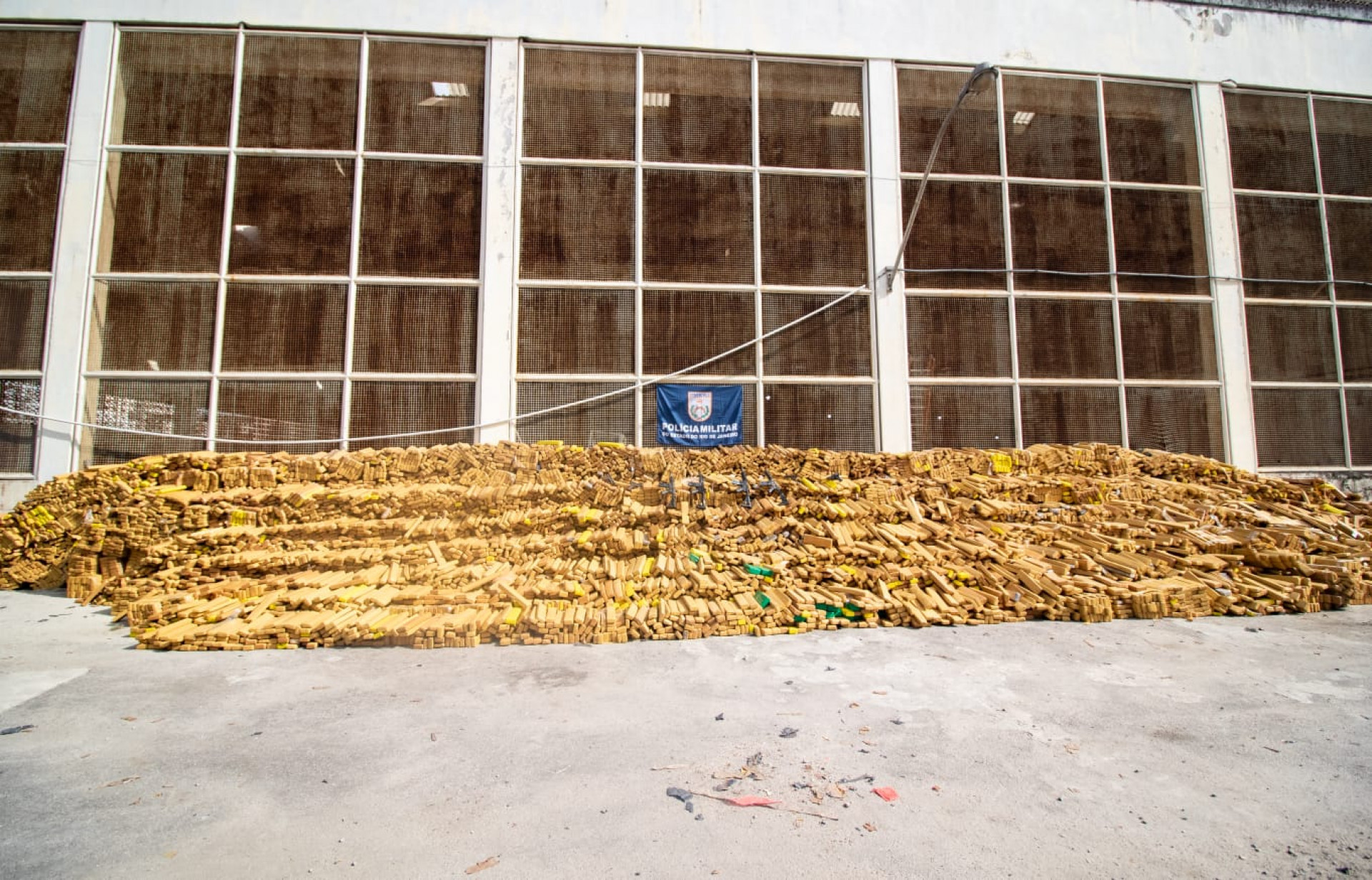 Cerca de 48 toneladas de maconha foram apreendidas pelo BAC na Maré - Érica Martin / Agência O Dia