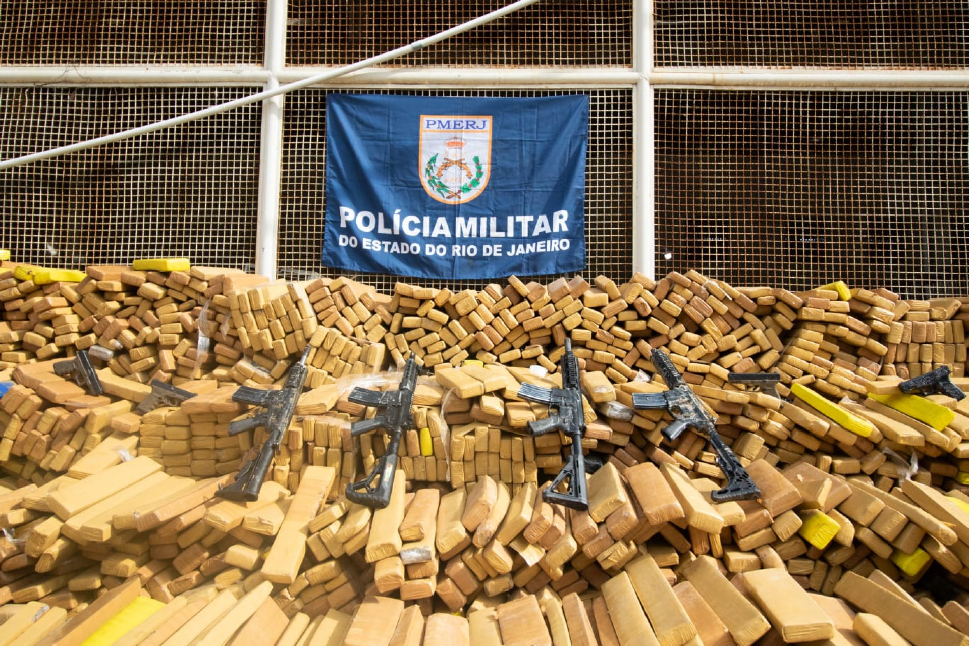 Fuzis tamb&eacute;m foram apreendidos na Mar&eacute; - &Eacute;rica Martin / Ag&ecirc;ncia O Dia