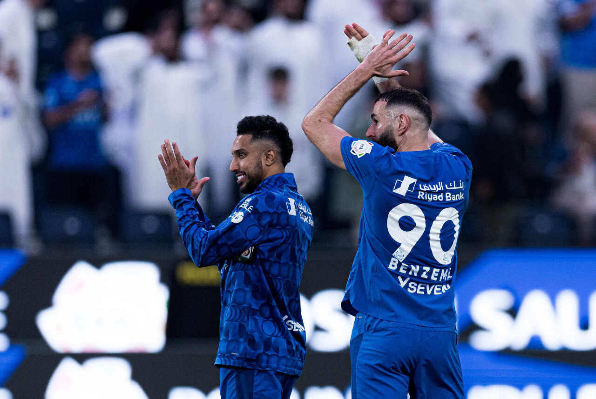 Al Hilal goleia com show de Benzema e encosta no l&iacute;der Al Nassr