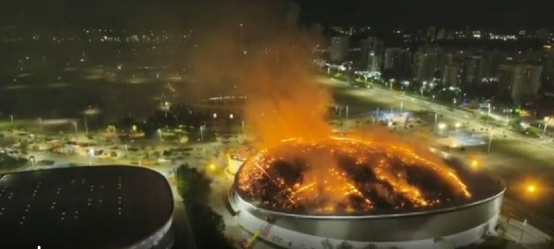 Fogo se alastrou no teto do Vel&oacute;dromo do Parque Ol&iacute;mpico - Divulga&ccedil;&atilde;o/CBMERJ