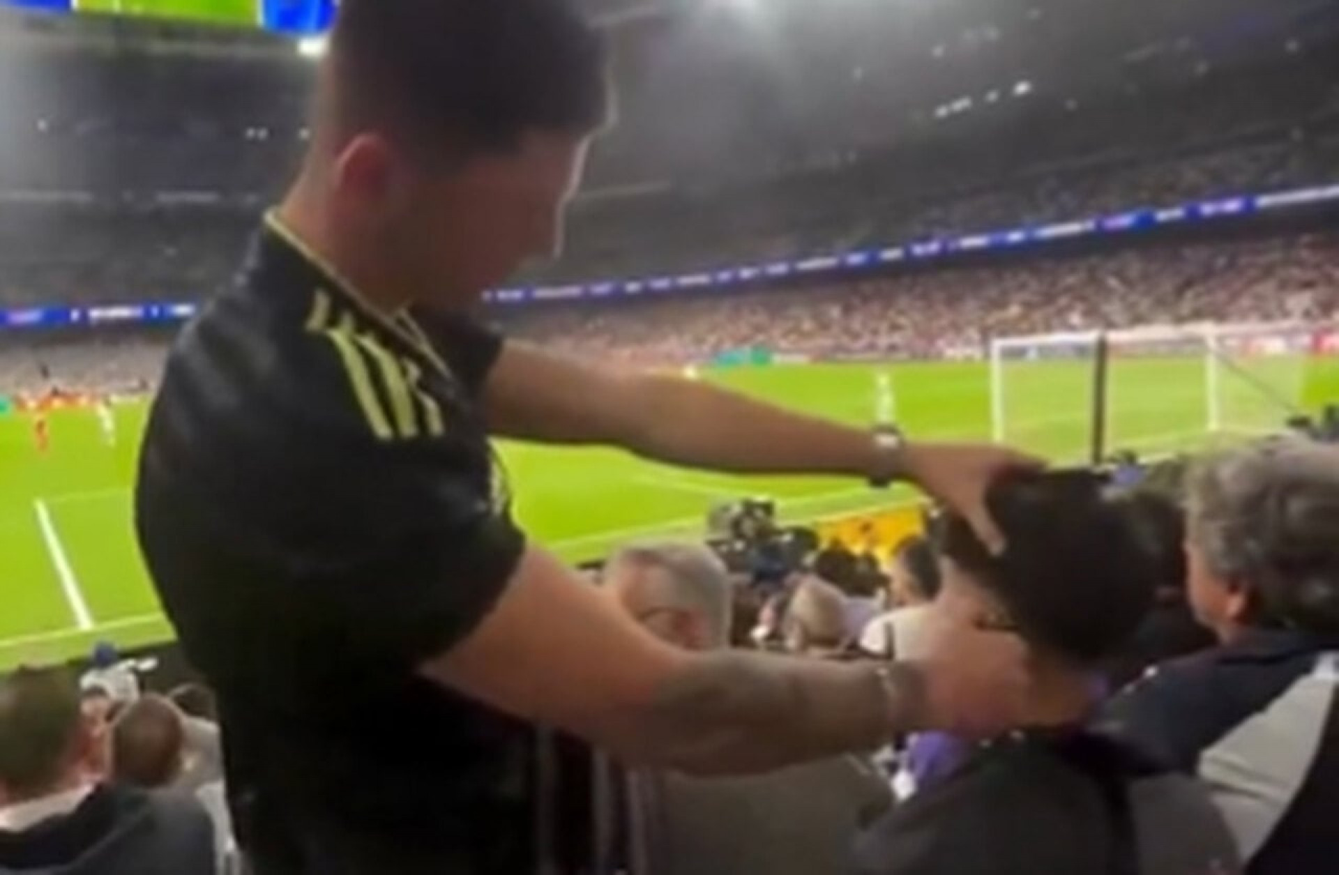 V&iacute;deo: torcedor corta o cabelo na arquibancada durante jogo da Champions