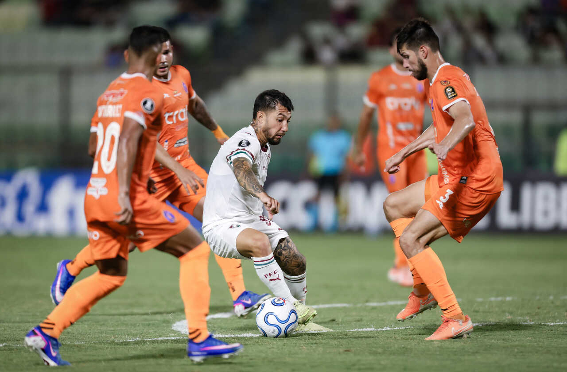 Cart&atilde;o errado, p&ecirc;nalti e cera: veja as pol&ecirc;micas contra La Guaira que revoltaram o Fluminense