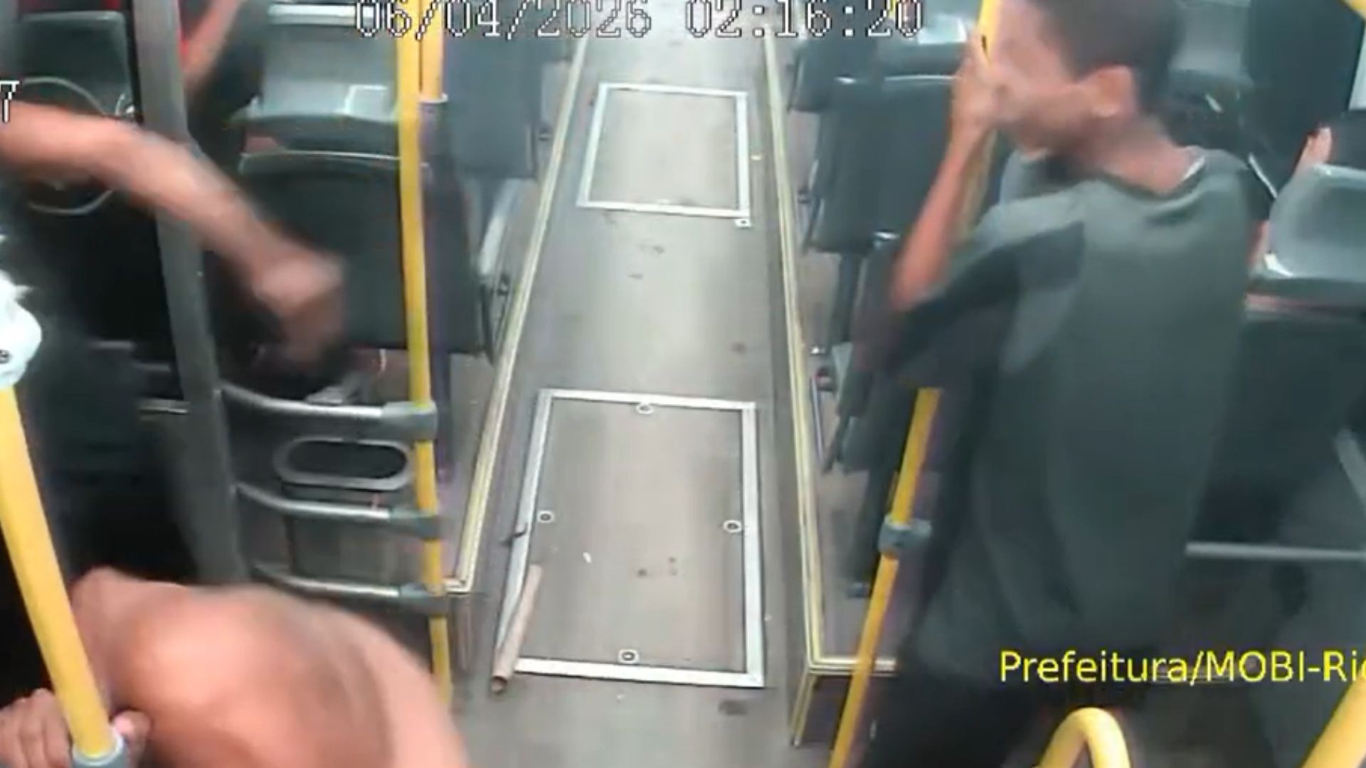 Vídeo: homens são presos por soltar rojão dentro de ônibus do BRT