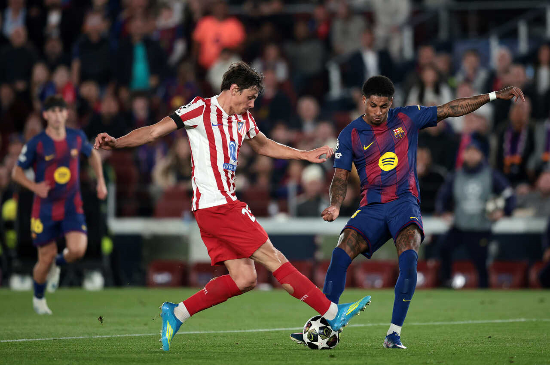 Atl&eacute;tico segura o Barcelona, vence no Camp Nou e larga em vantagem na Champions