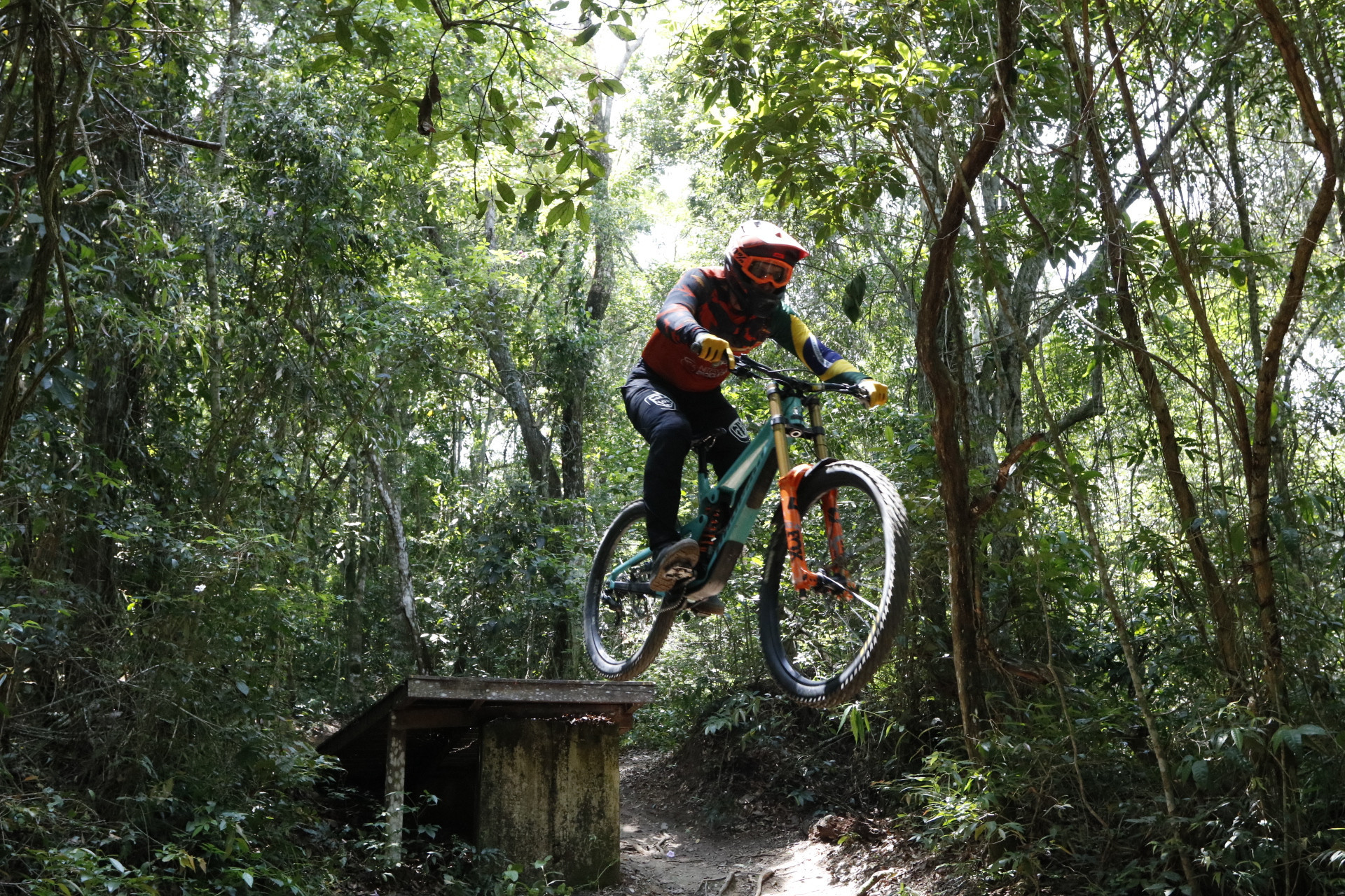 Niterói fortalece ciclismo ao sediar etapa internacional de downhill no Parque da Cidade