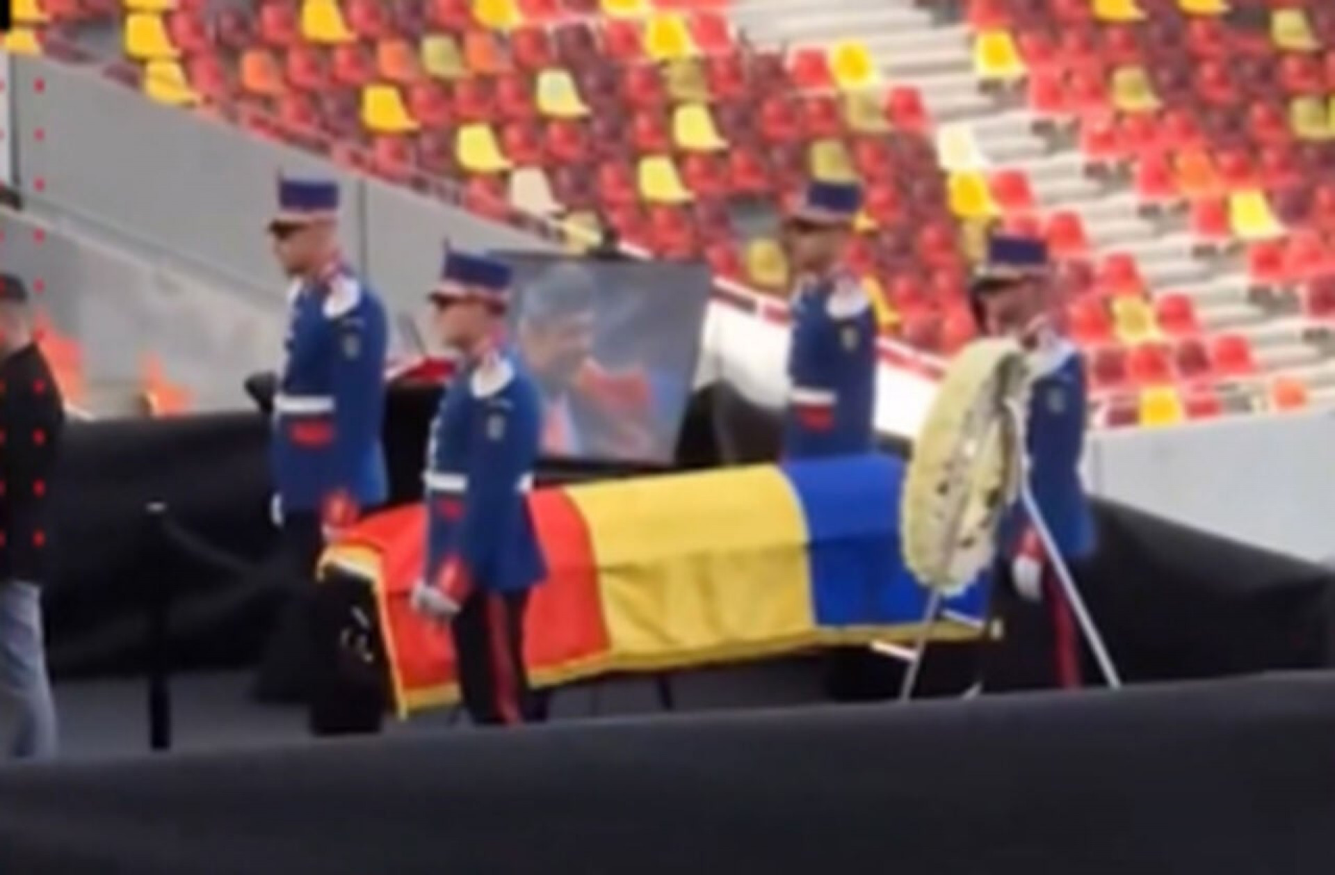 Vel&oacute;rio de Mircea Lucescu re&uacute;ne torcedores e ex-jogadores em Bucareste