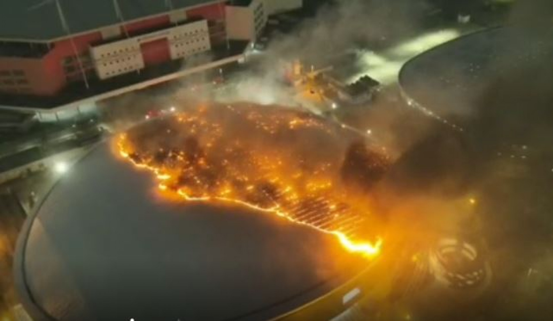 Fogo se alastrou no teto do Vel&oacute;dromo do Parque Ol&iacute;mpico - Divulga&ccedil;&atilde;o/CBMERJ