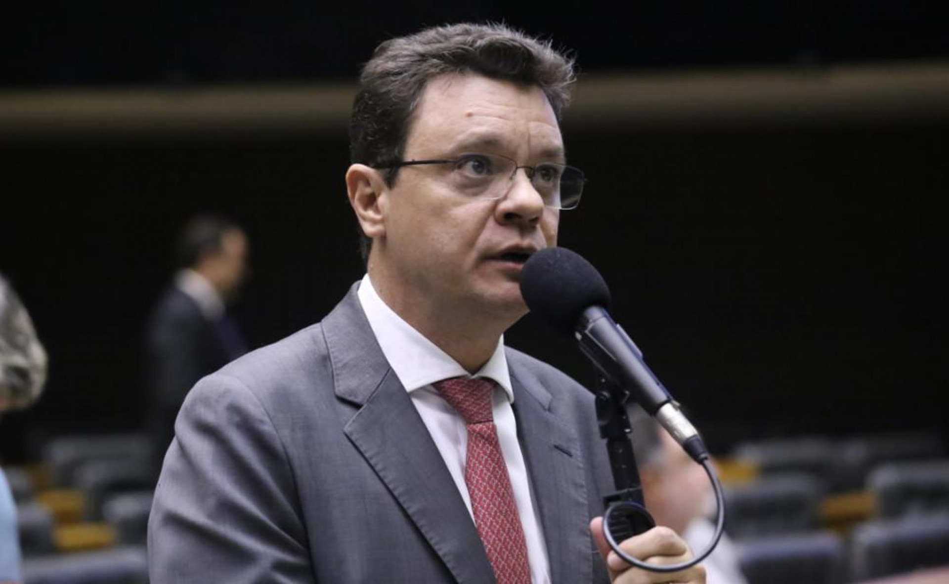 Oposição tenta unificar candidaturas de direita ao TCU e Hugo Motta pressiona por voto em petista