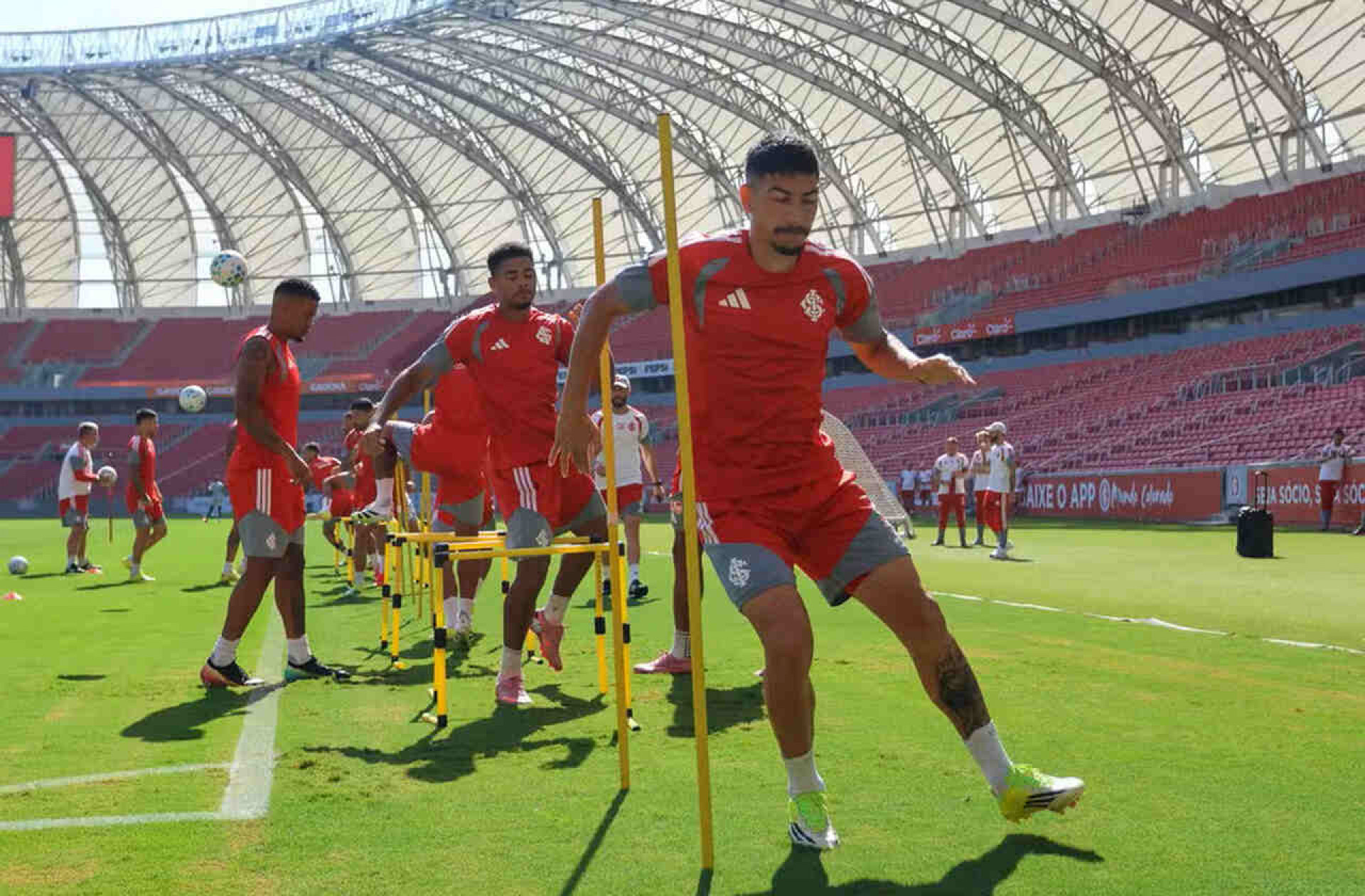 Internacional se prepara para o Gre-Nal com mudan&ccedil;as na equipe