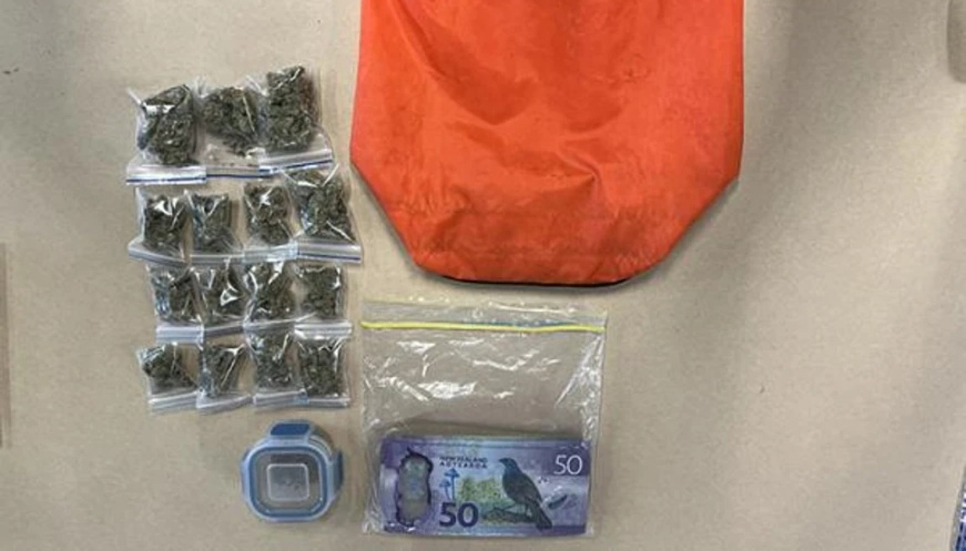 Jovens doam por engano sacola com maconha e dinheiro para a caridade