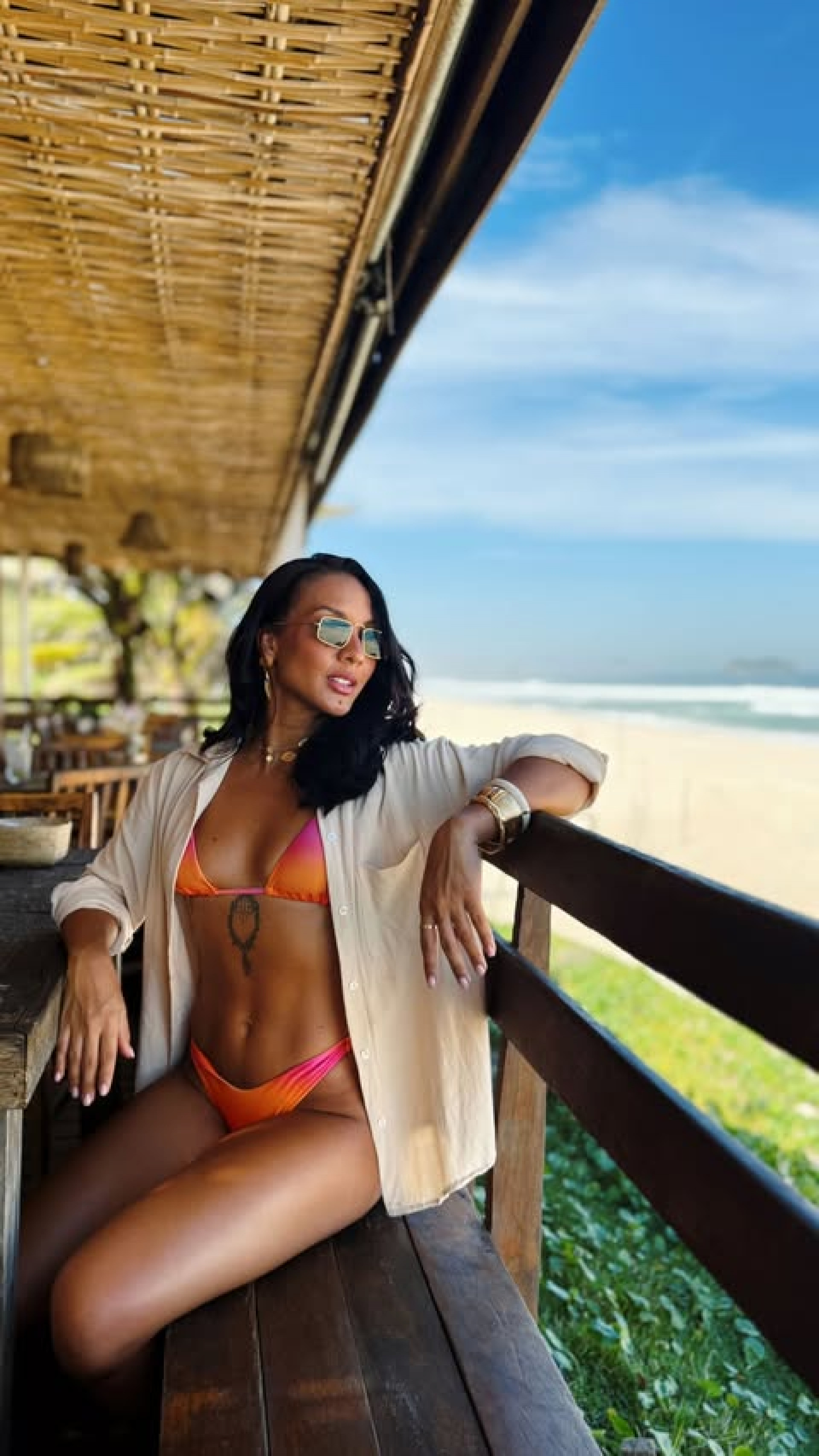 Maxiane curte praia no Rio e exibe boa forma em dia de descanso: 