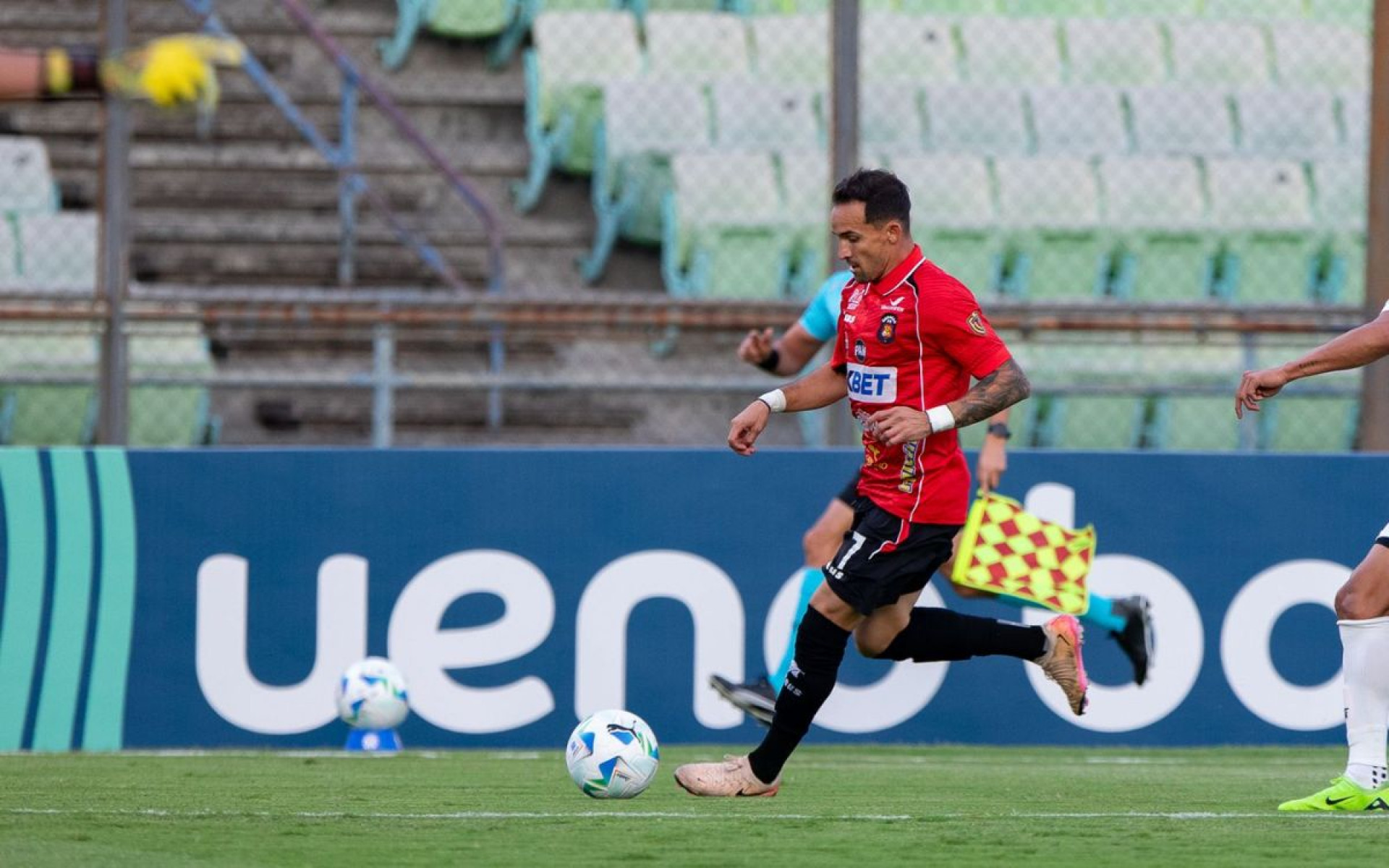 Meia do Caracas projeta duelo com o Botafogo na Sul-Americana: 'Equipe incisiva'