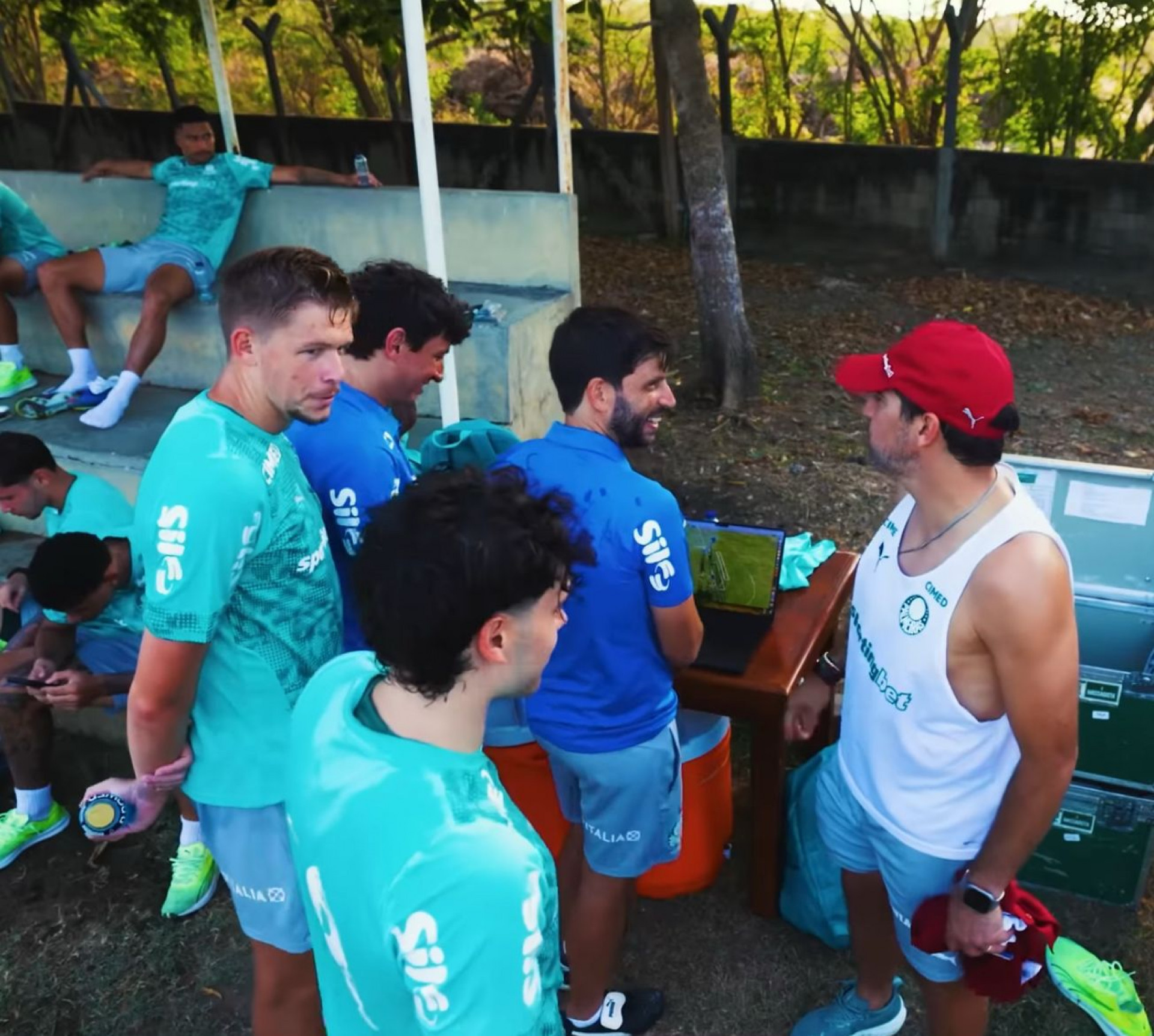 Vídeo: técnico faz gol em treino, e grupo 'consulta o VAR'