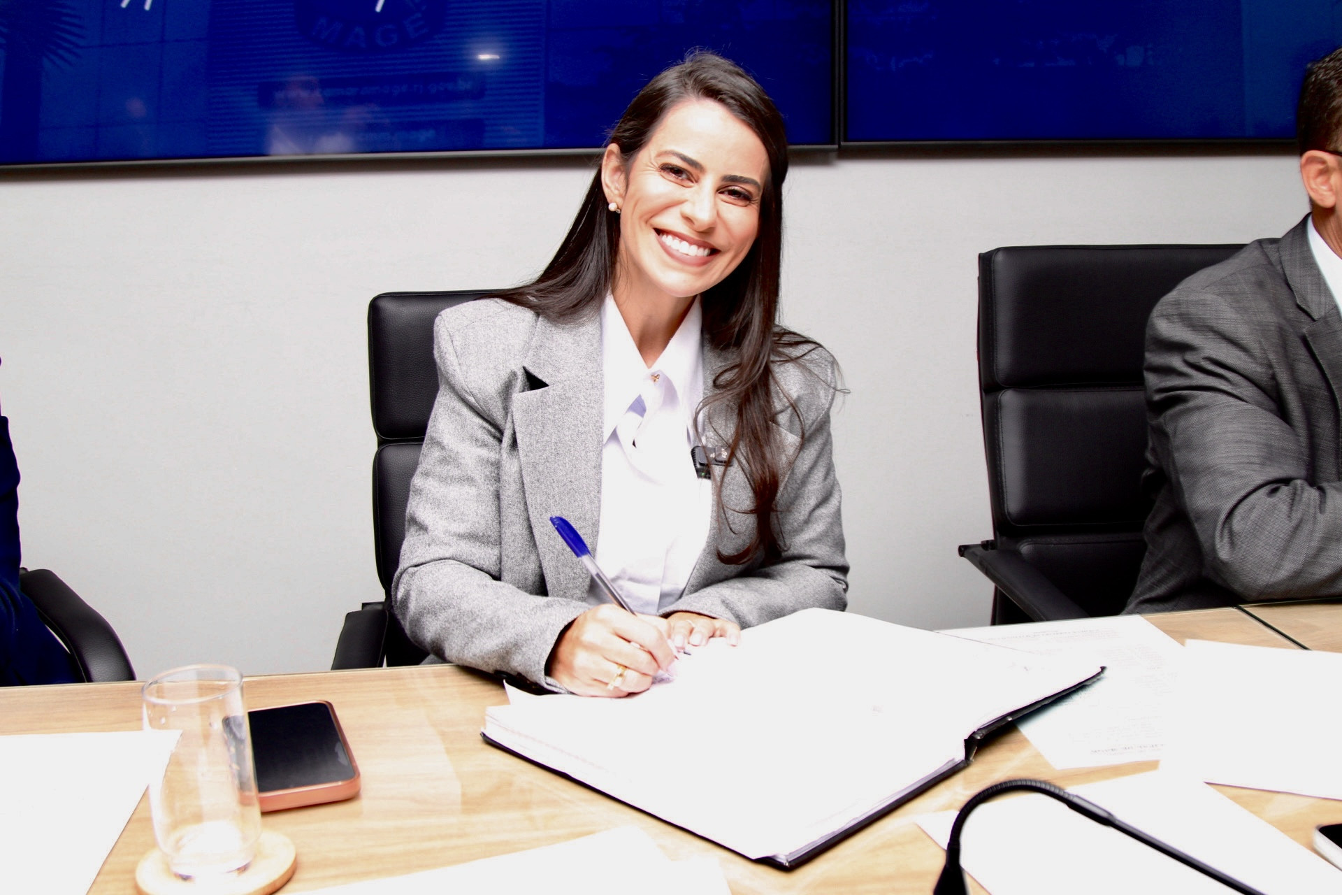 Jamille Cozzolino toma posse como prefeita de Magé