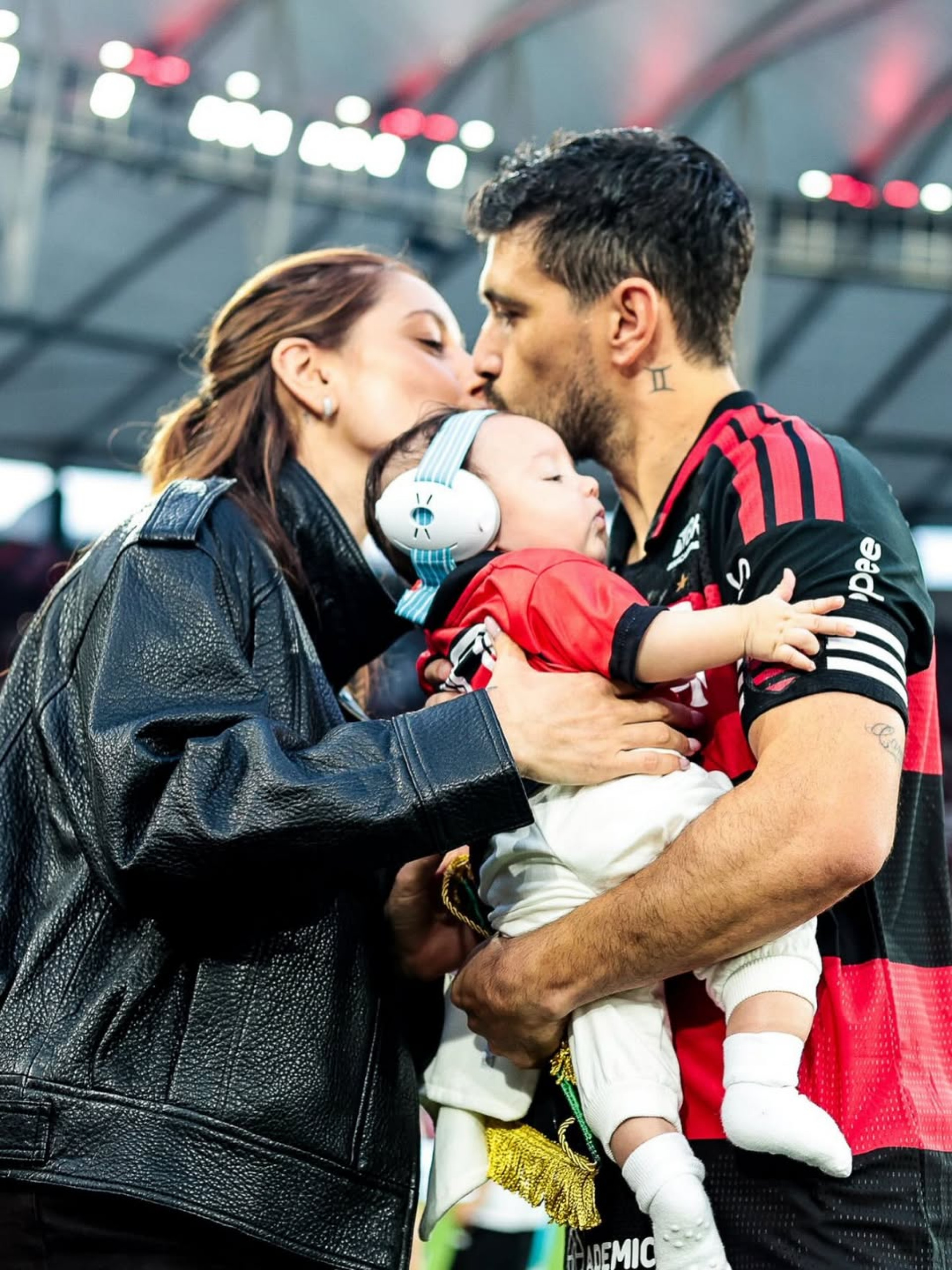 Arrascaeta e Camila Bastiani e o filho Milano - Reprodução / Instagram