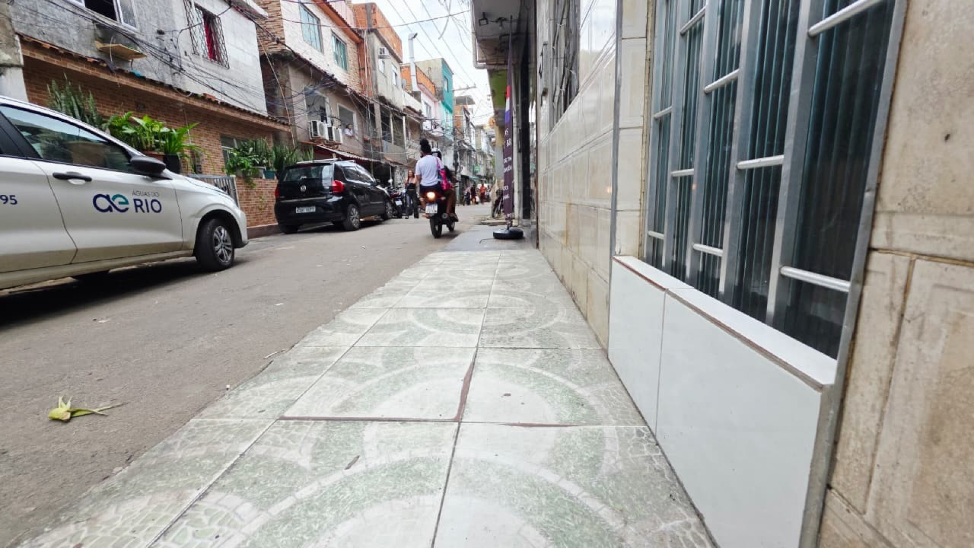 O 'degrauzinho do val&atilde;o' &eacute; a arquitetura da resist&ecirc;ncia na Mar&eacute;, uma barreira de concreto essencial que protege o lar e a dignidade das fam&iacute;lias contra a invas&atilde;o do esgoto e das enchentes - Divulga&ccedil;&atilde;o