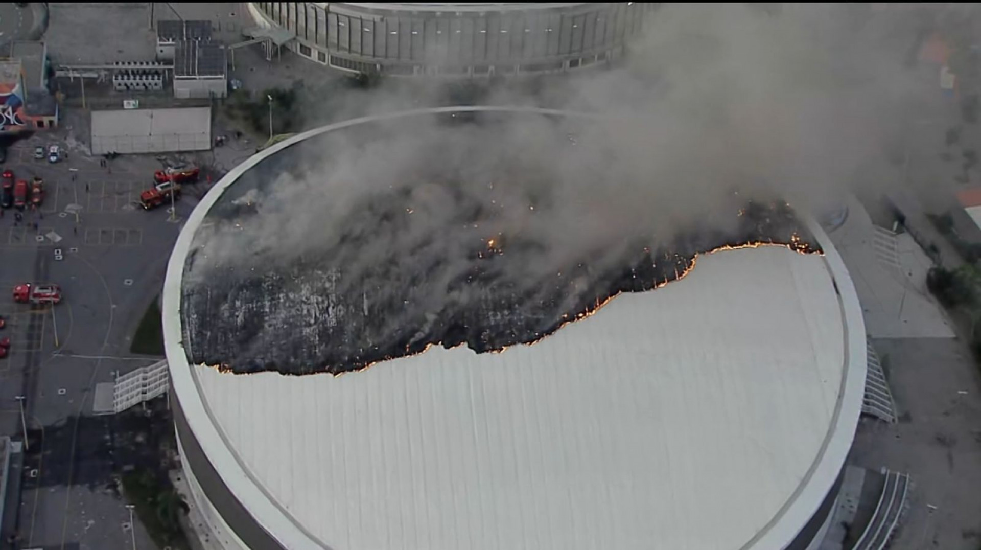 Incêndio de grandes proporções atinge Velódromo do Parque Olímpico