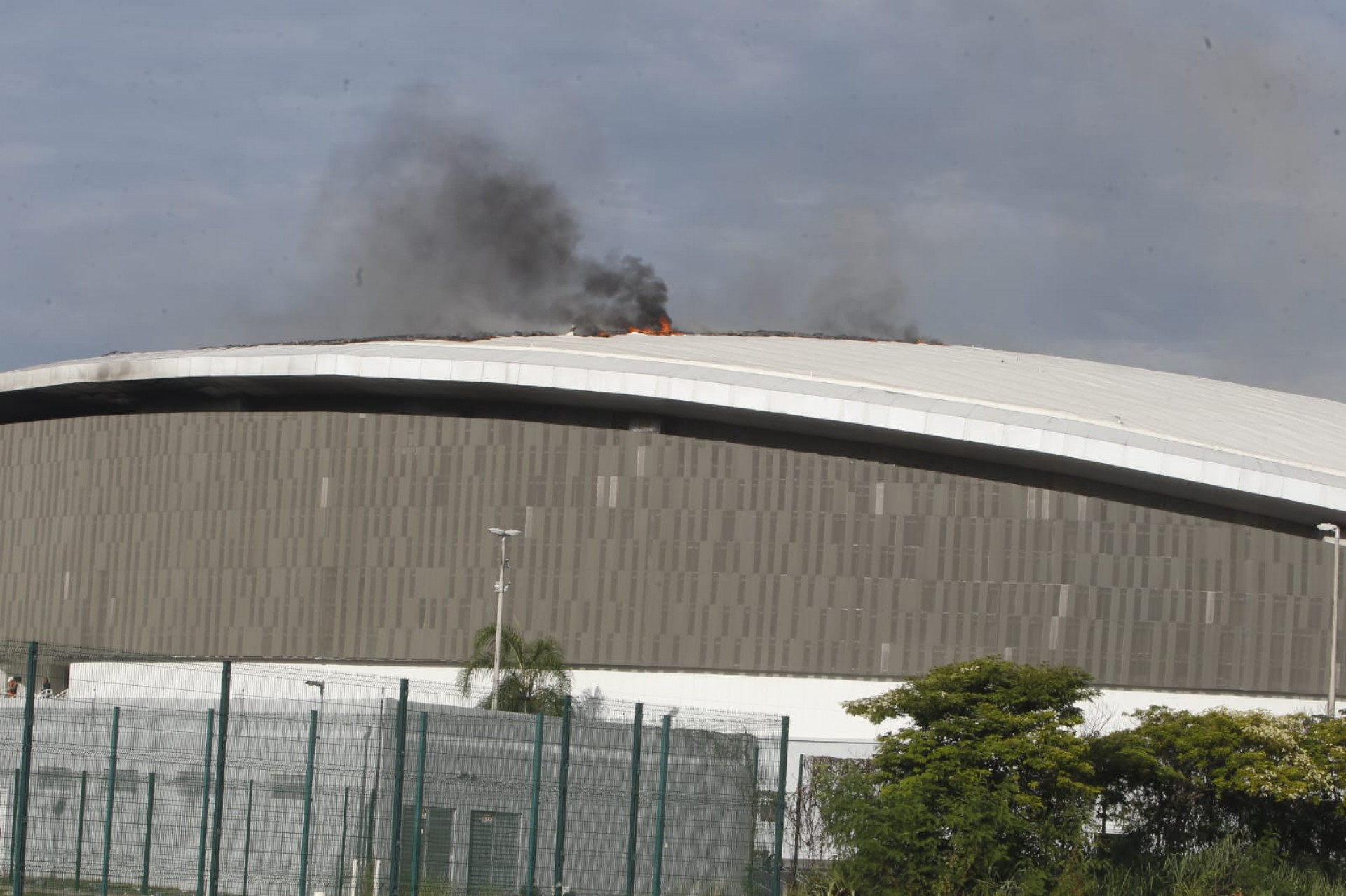 Incêndio atinge teto do Velódromo do Parque Olímpico - Reginaldo Pimenta/Agência O DIA