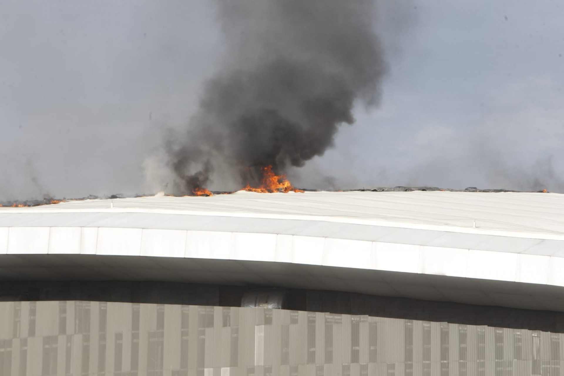 Inc&ecirc;ndio atinge teto do Vel&oacute;dromo do Parque Ol&iacute;mpico nesta quarta-feira (8) - Reginaldo Pimenta/Ag&ecirc;ncia O DIA