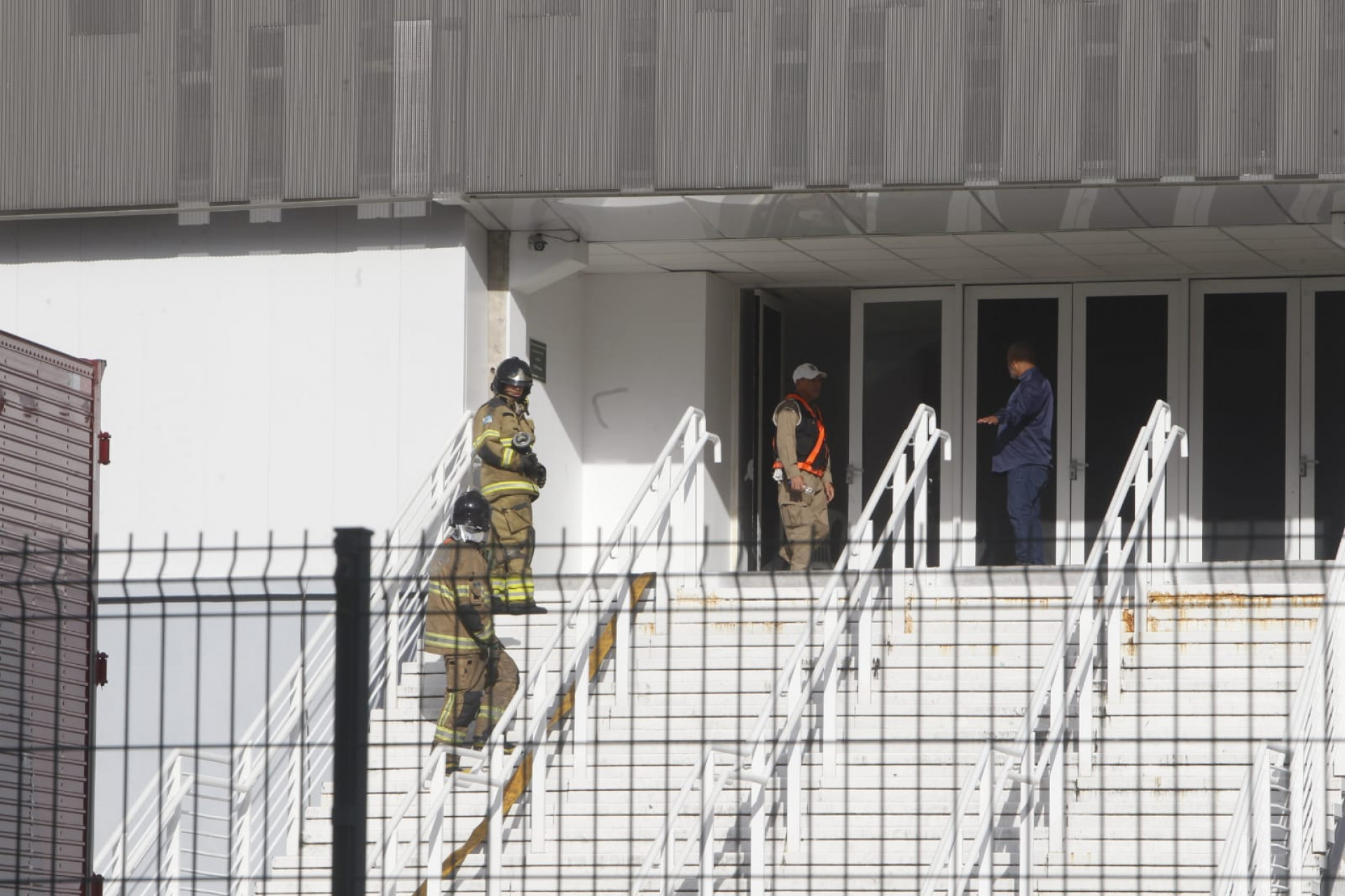 Bombeiros atuam no combate a incêndio no Velódromo do Parque Olímpico - Reginaldo Pimenta/Agência O DIA