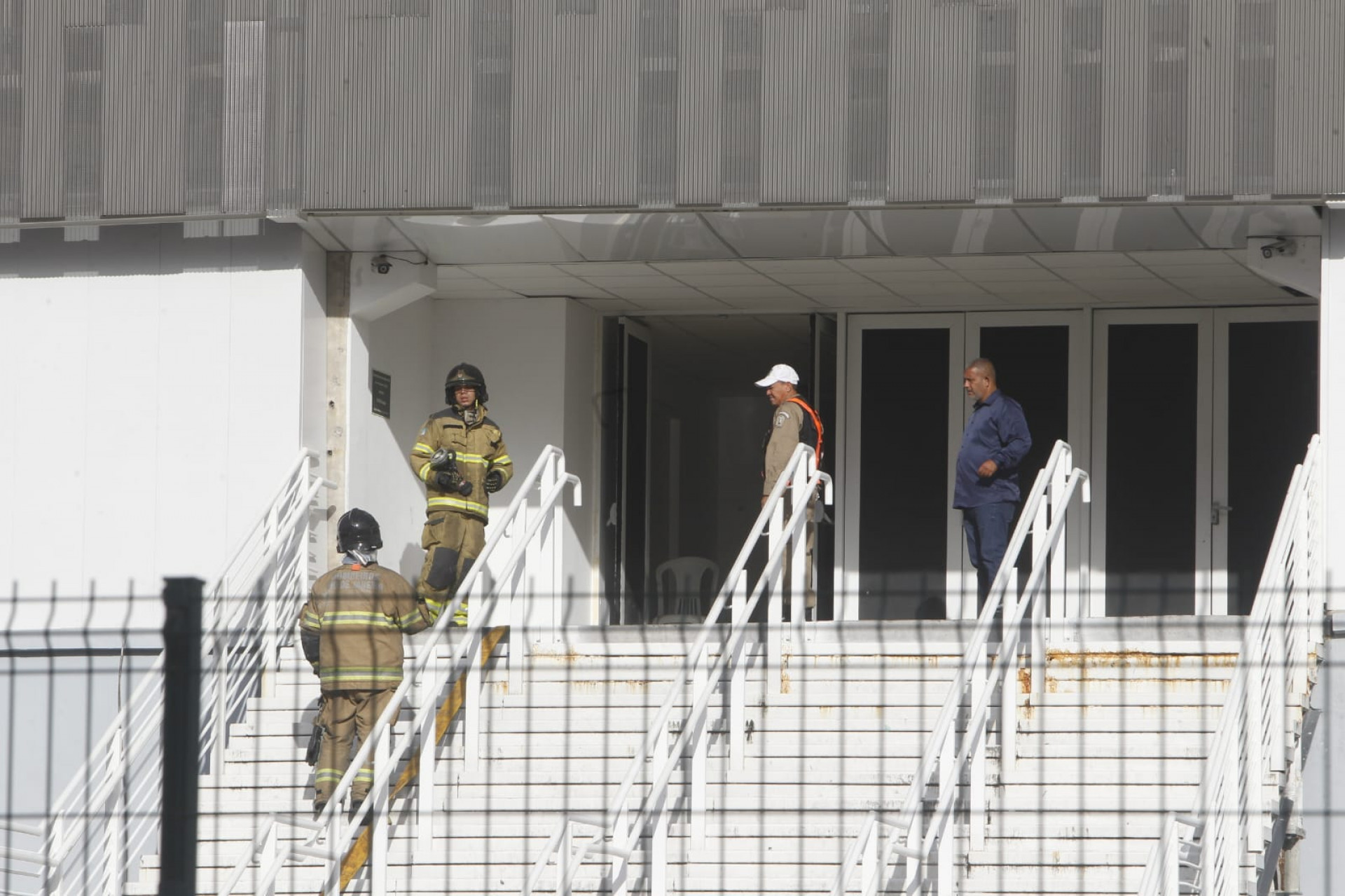 Bombeiros atuam no combate a incêndio no Velódromo do Parque Olímpico - Reginaldo Pimenta/Agência O DIA