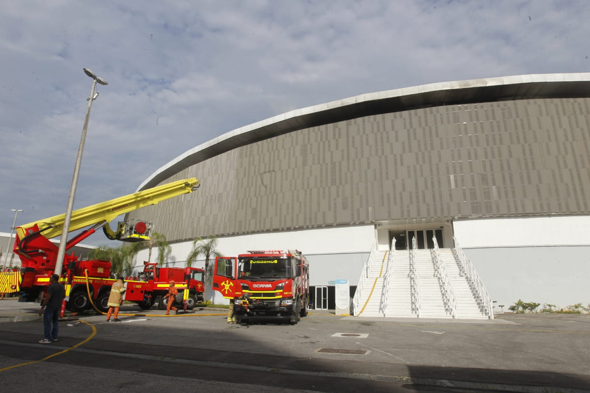 Bombeiros atuam no combate a incêndio no Velódromo do Parque Olímpico - Reginaldo Pimenta/Agência O DIA