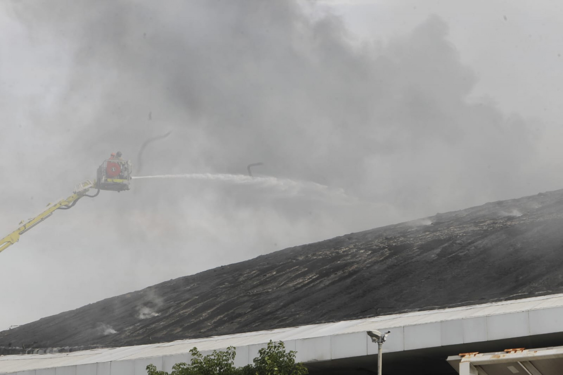Bombeiros combatem incêndio que se alastrou por teto do Velódromo do Parque Olímpico - Reginaldo Pimenta/Agência O DIA