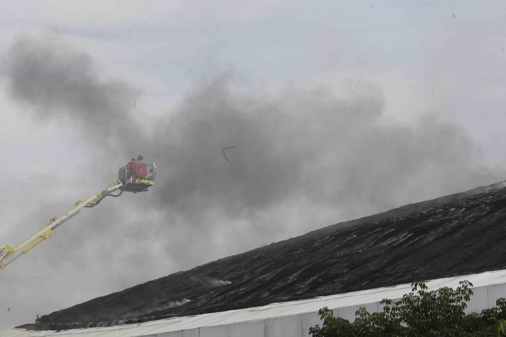 Bombeiros combatem incêndio que se alastrou por teto do Velódromo do Parque Olímpico - Reginaldo Pimenta/Agência O DIA
