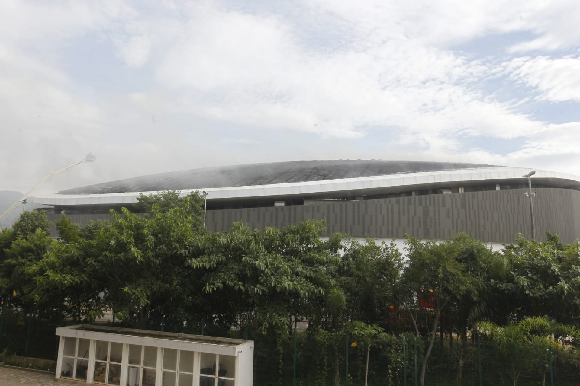 Bombeiros combatem incêndio que se alastrou por teto do Velódromo do Parque Olímpico - Reginaldo Pimenta/Agência O DIA