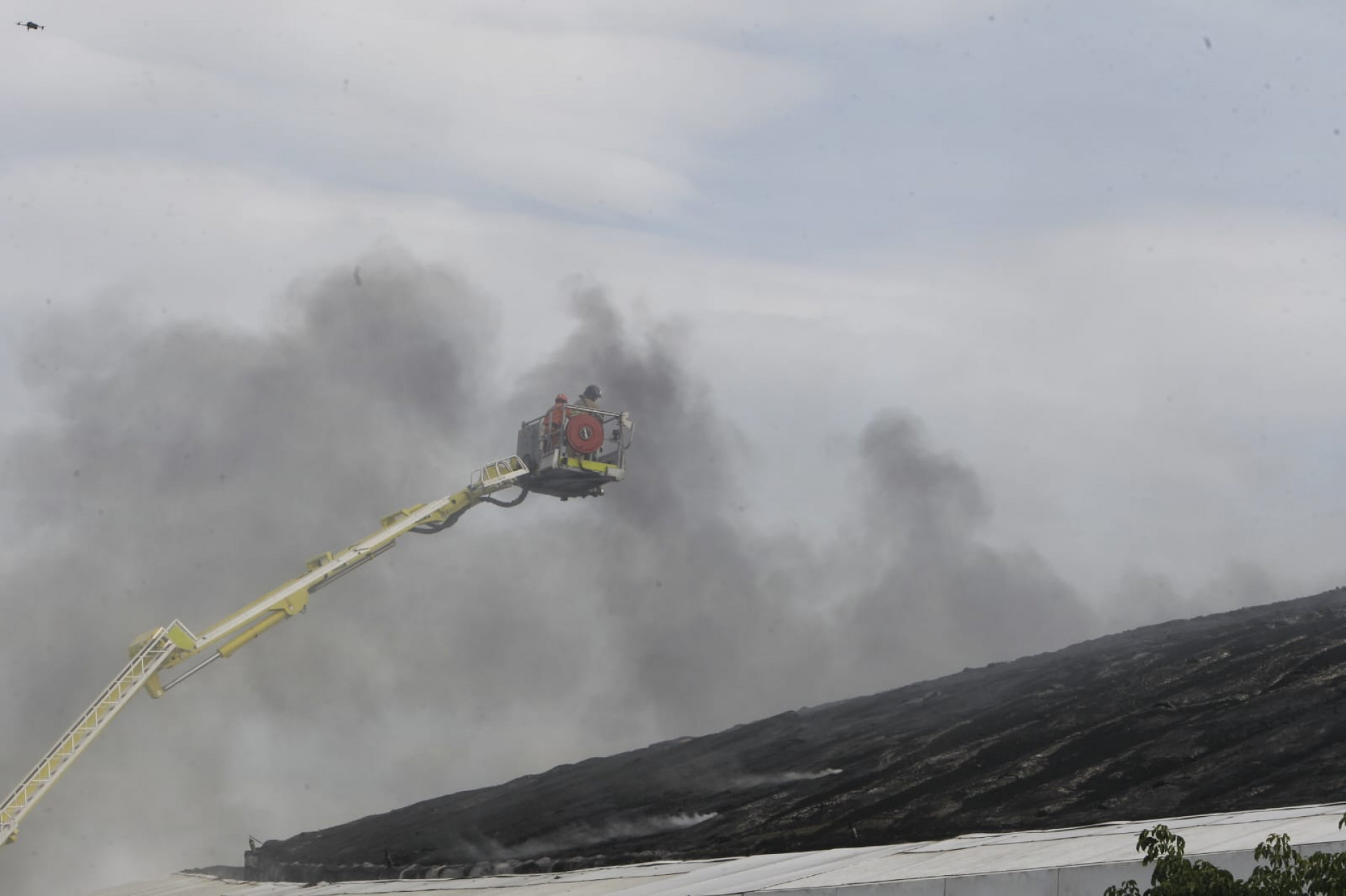 Bombeiros combatem incêndio que se alastrou por teto do Velódromo do Parque Olímpico - Reginaldo Pimenta/Agência O DIA