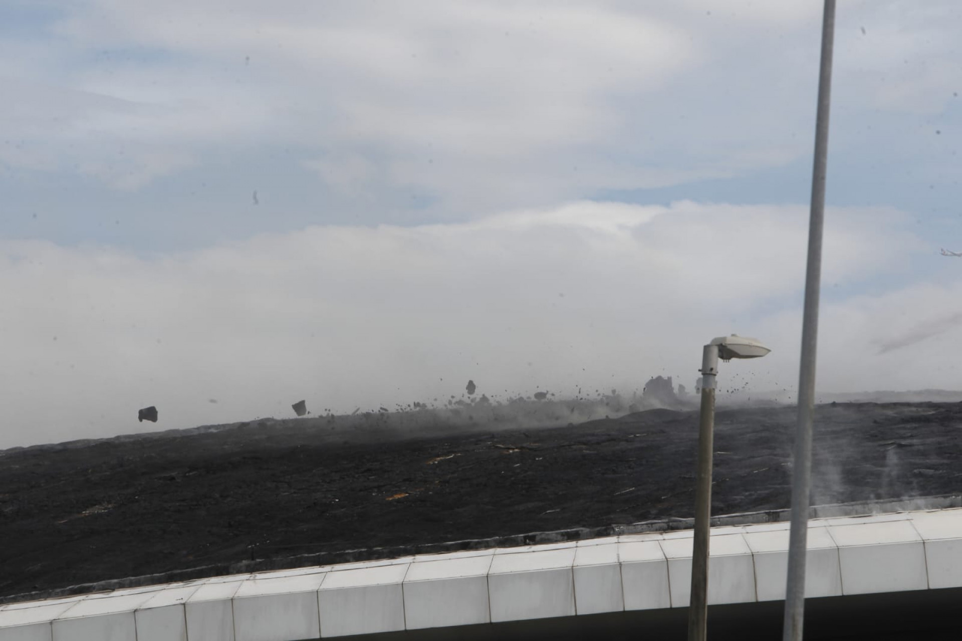 Combate a incêndio no Velódromo do Parque Olímpico - Reginaldo Pimenta/Agência O DIA