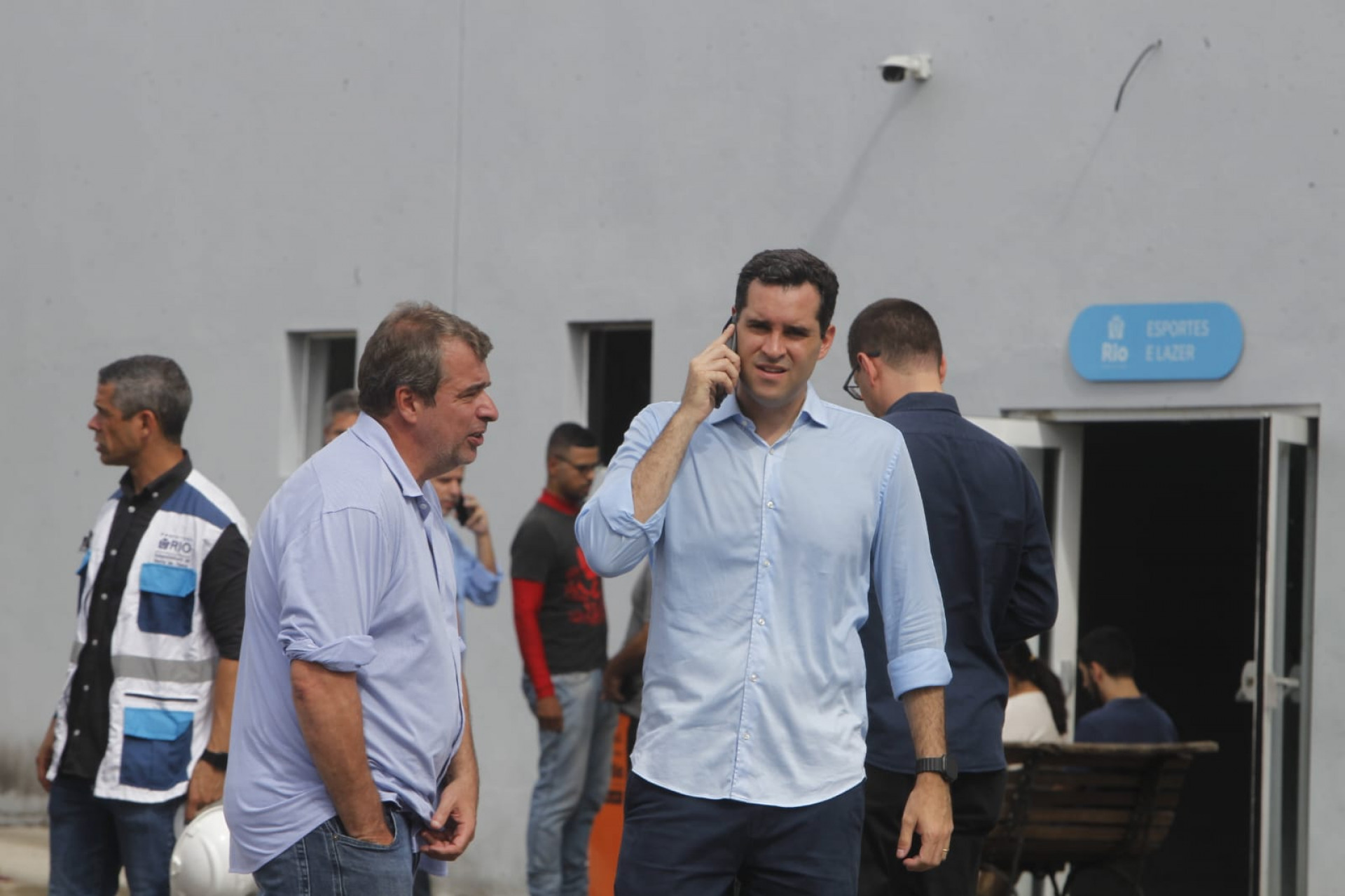 Prefeito Eduardo Cavaliere acompanha combate em incêndio no Velódromo do Parque Olímpico - Reginaldo Pimenta/Agência O DIA