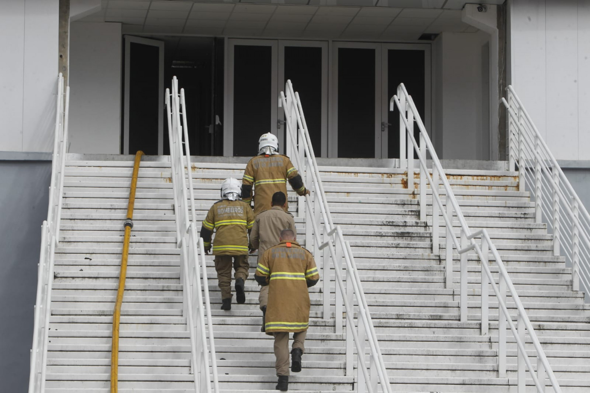 Combate a incêndio no Velódromo do Parque Olímpico - Reginaldo Pimenta/Agência O DIA